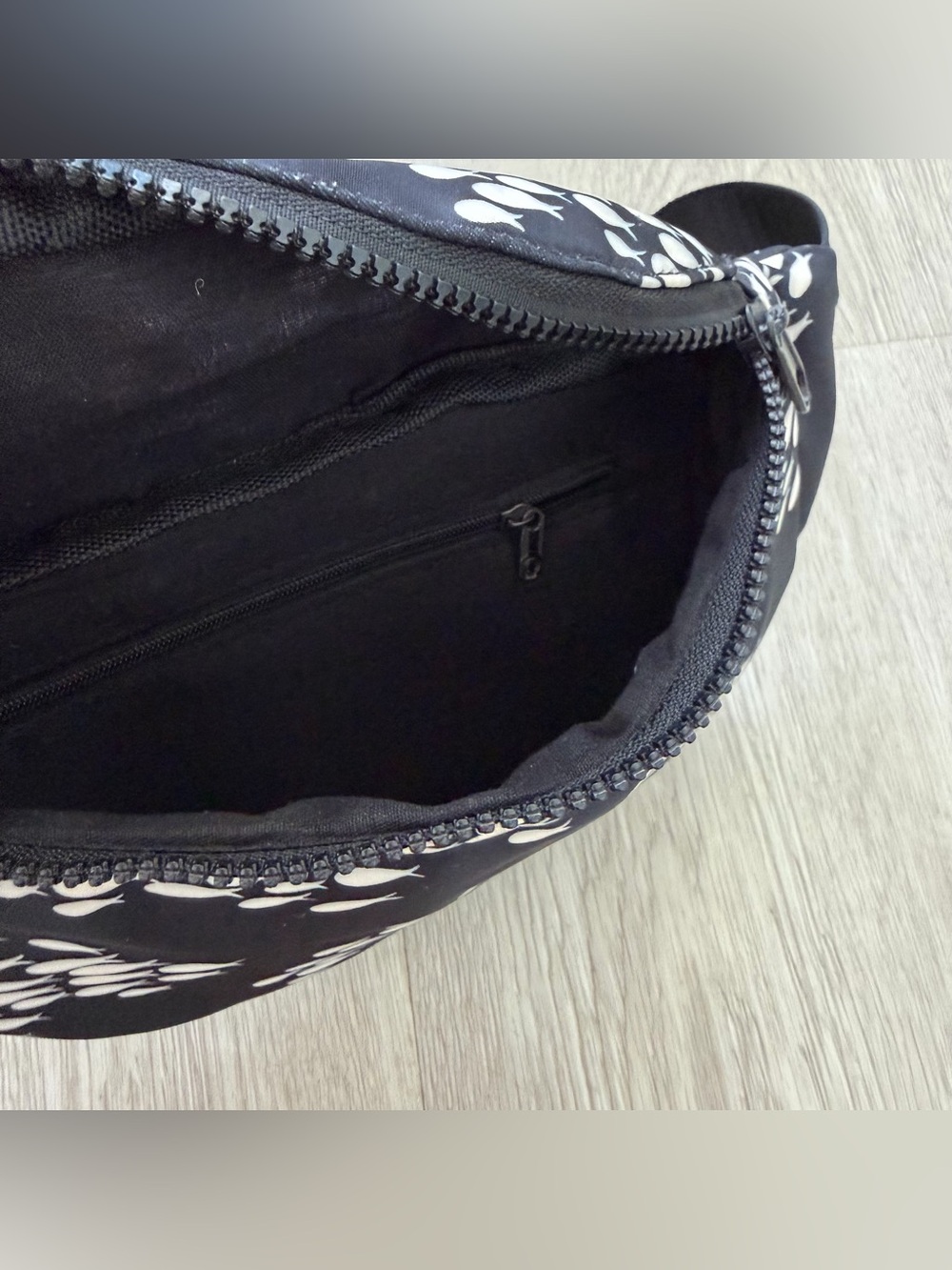 Fighting Eel Black & White Fish Crossbody Waist Bag Fanny Pack - Picture 2 of 3